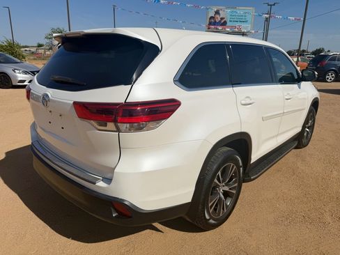 Used 2019 Toyota Highlander LE FWD image 5