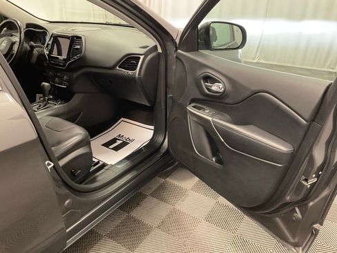 Used 2019 Jeep Cherokee Limited image 24