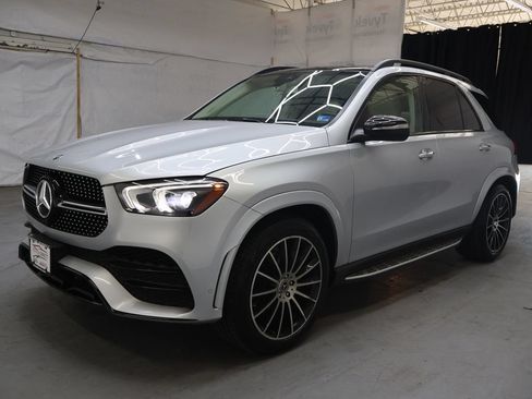 Used 2020 Mercedes-Benz GLE 350 4MATIC w/ AMG Line Exterior image 3