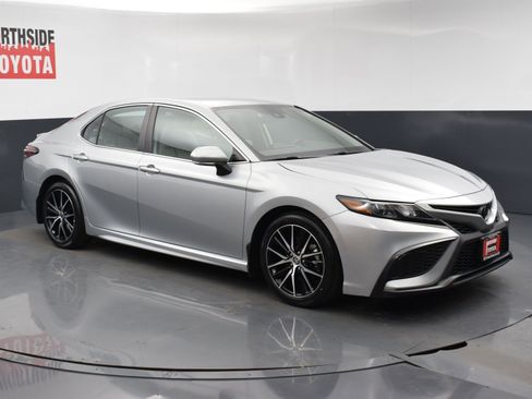 Used 2023 Toyota Camry SE image 6