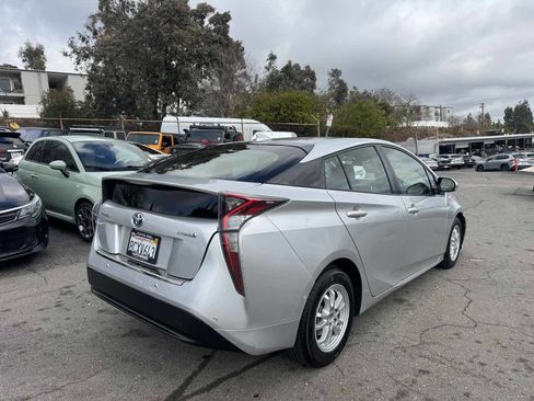 Used 2018 Toyota Prius Two image 4