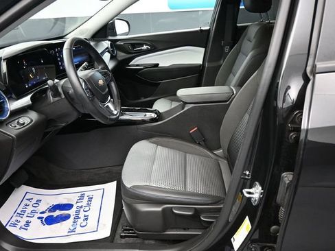 Used 2025 Chevrolet Trax LT w/ LT Convenience Package image 5
