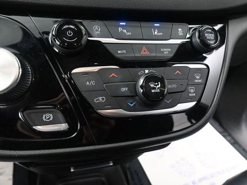 Used 2025 Chrysler Pacifica Select image 36