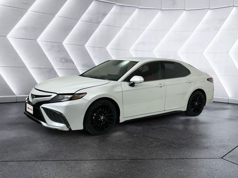 Used 2021 Toyota Camry XSE FWD image 3