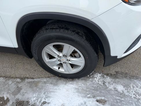 Certified 2022 Chevrolet Trax LS w/ Tint and Cruise Package image 9