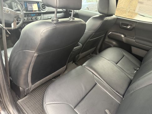 Used 2019 Toyota Tacoma TRD Sport w/ TRD Premium Sport Package image 15