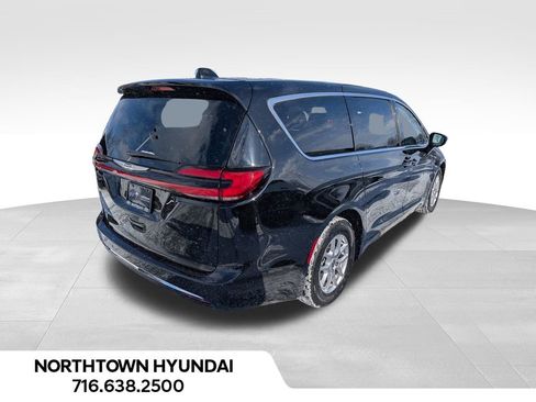 Used 2024 Chrysler Pacifica Touring-L image 13