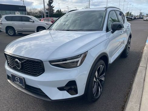 Used 2026 Volvo XC40 B5 Ultra w/ Climate Package image 9