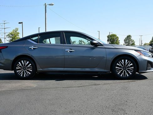 Used 2024 Nissan Altima 2.5 SV FWD image 8
