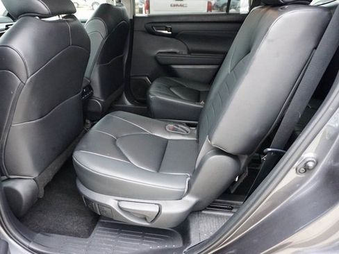 Used 2023 Toyota Highlander XLE image 12