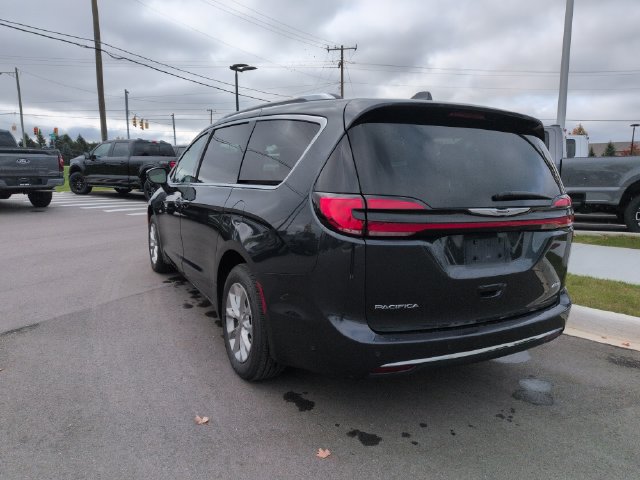 Used 2021 Chrysler Pacifica Touring-L AWD/4WD image 3