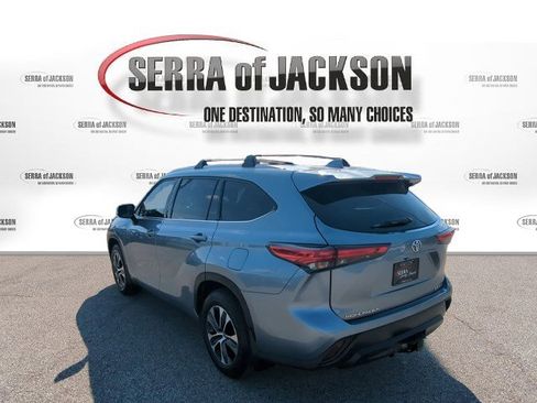 Used 2020 Toyota Highlander XLE AWD/4WD image 6