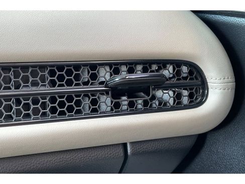 Certified 2023 Honda HR-V LX image 29