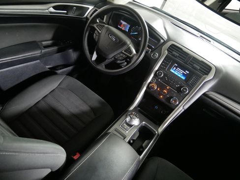 Used 2018 Ford Fusion SE FWD image 9