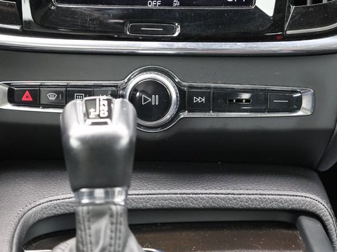 Used 2018 Volvo S90 T5 Momentum w/ Convenience Package image 21