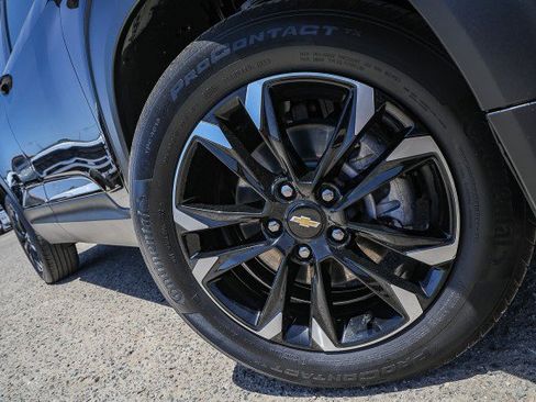 Used 2023 Chevrolet TrailBlazer LT w/ LPO, Blackout Package FWD image 2