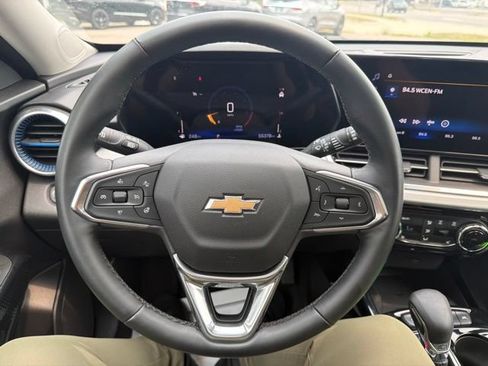 Used 2025 Chevrolet Trax LT w/ Sunroof Package FWD image 23