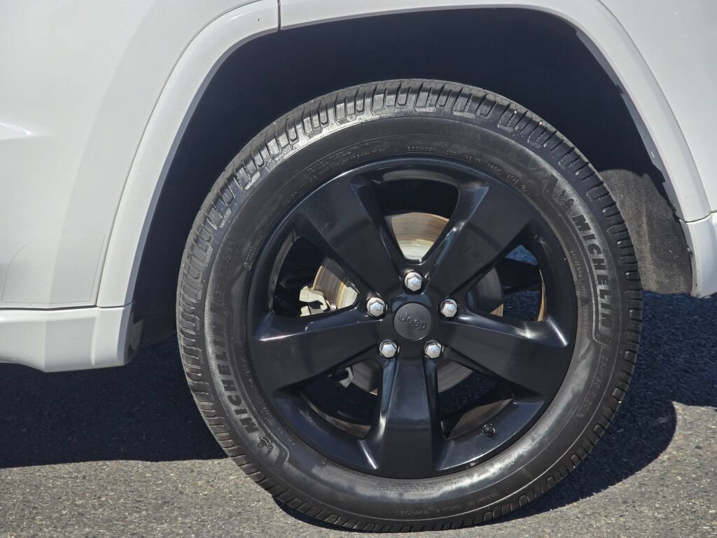 Used 2015 Jeep Grand Cherokee Altitude AWD/4WD image 9