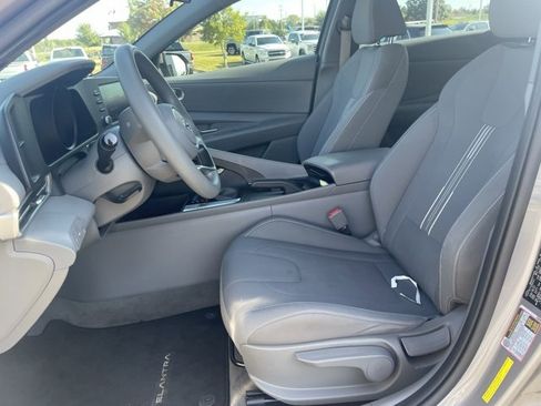 Used 2022 Hyundai Elantra SEL image 9
