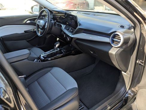 Used 2025 Chevrolet Trax LT w/ LT Convenience Package image 31