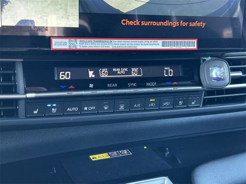 Used 2025 Toyota Sienna Platinum image 41