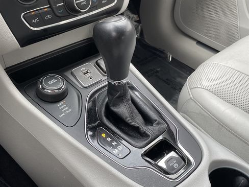 Used 2019 Jeep Cherokee Limited w/ Trailer Tow Group AWD/4WD image 32