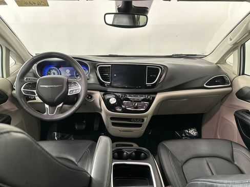 Certified 2024 Chrysler Pacifica Touring-L FWD image 17