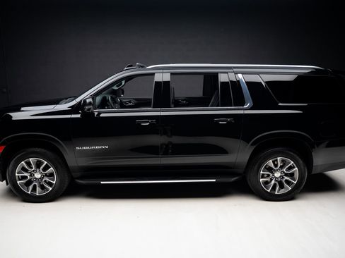Used 2024 Chevrolet Suburban LT w/ Luxury Package RWD image 16