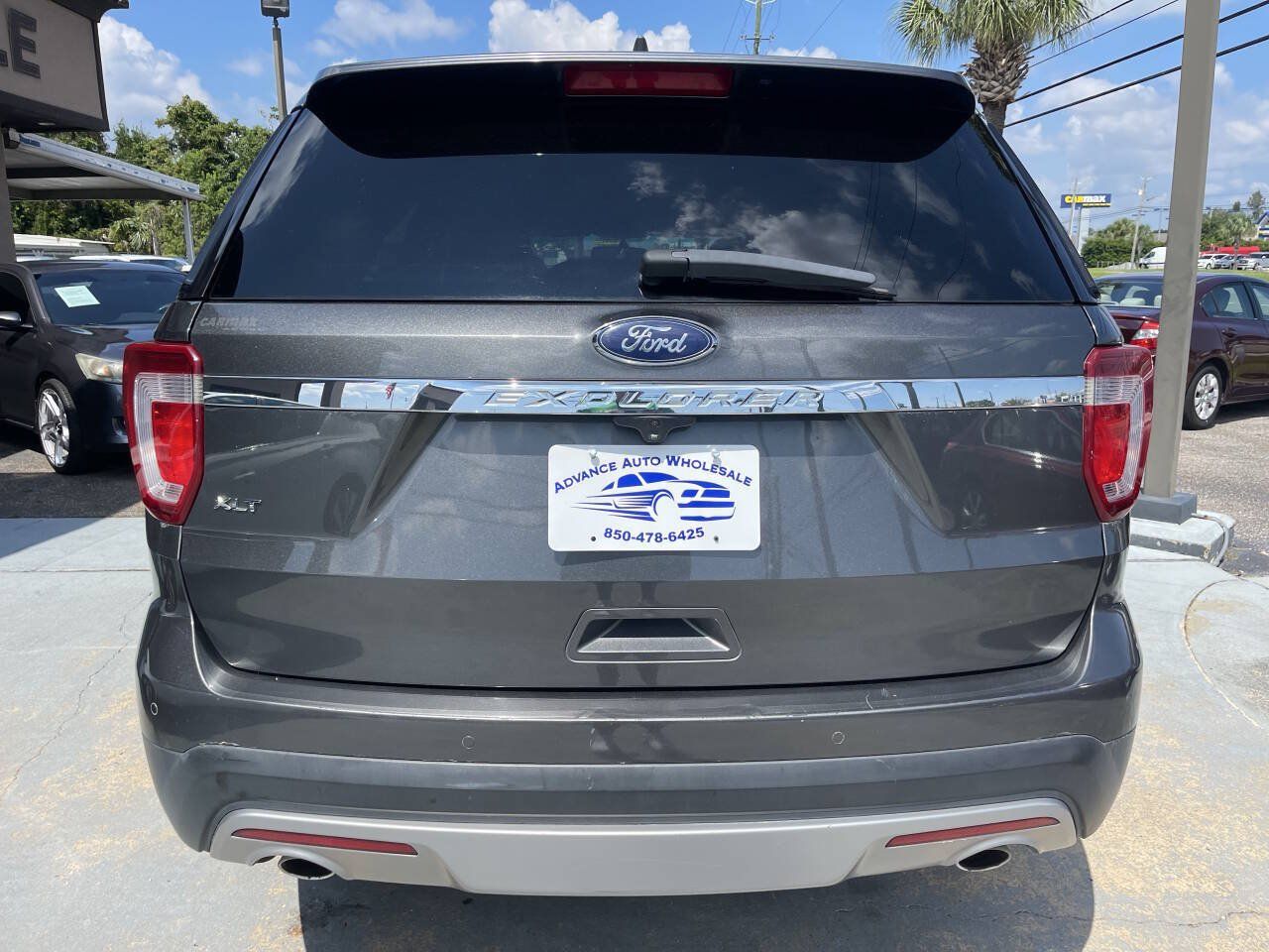 Used 2017 Ford Explorer XLT w/ Equipment Group 202A FWD image 5