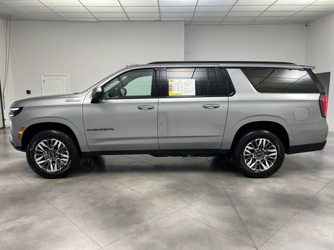 Used 2025 Chevrolet Suburban Z71 AWD/4WD image 4