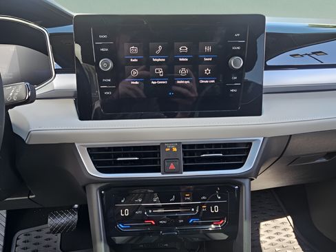 Certified 2025 Volkswagen Taos SE FWD image 19