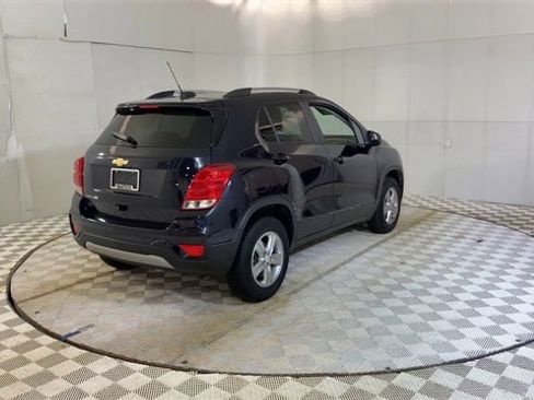 Used 2022 Chevrolet Trax LT w/ LT Convenience Package image 8