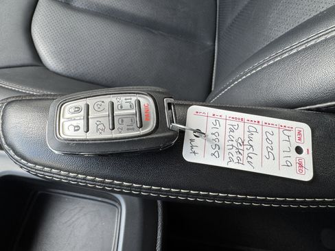 Used 2025 Chrysler Pacifica Select image 22