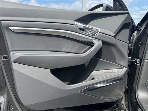 Used 2023 Audi e-tron Premium Plus w/ Premium Plus Package image 7