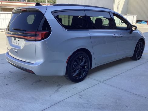 Used 2026 Chrysler Pacifica Select w/ S Appearance Package FWD image 5