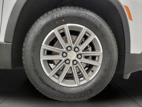 Used 2023 Chevrolet Traverse LT image 3