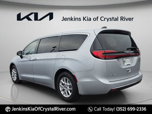 Used 2023 Chrysler Pacifica Touring-L FWD image 10