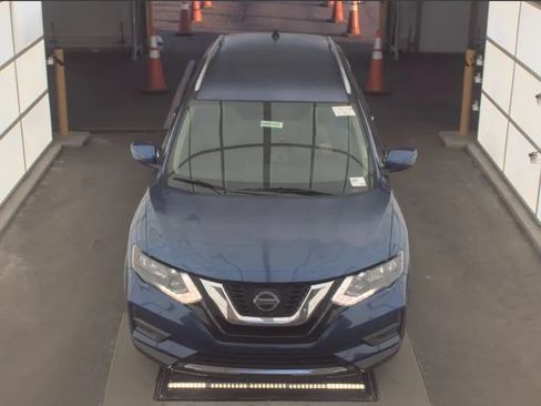 Used 2018 Nissan Rogue SV FWD image 3