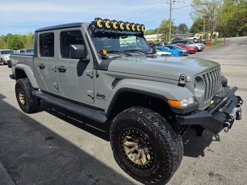 Used 2021 Jeep Gladiator Sport image 3