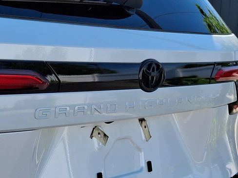 Certified 2024 Toyota Grand Highlander AWD image 30