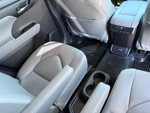 Used 2024 Toyota Highlander XLE image 39