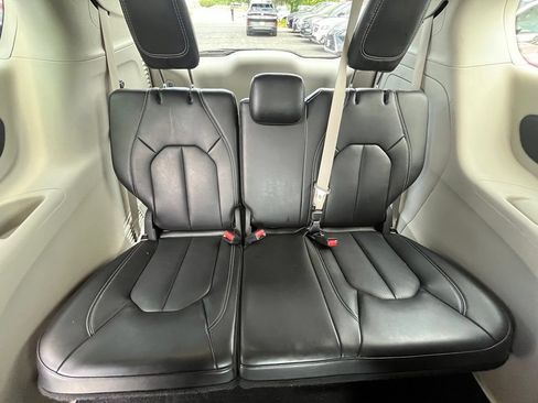 Used 2023 Chrysler Pacifica Touring-L FWD image 25