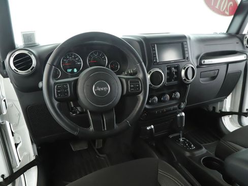 Used 2017 Jeep Wrangler Unlimited Sahara w/ Connectivity Group AWD/4WD image 2