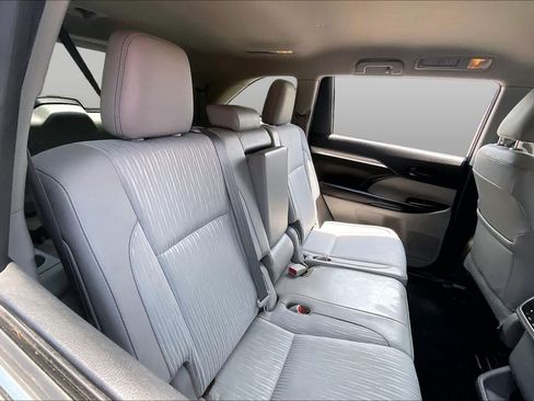 Used 2019 Toyota Highlander Plus FWD image 18