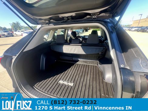Used 2021 Toyota RAV4 XLE w/ XLE Grade Weather Package AWD/4WD image 17