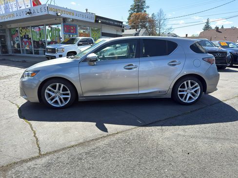 Used 2017 Lexus CT 200h w/ Accessory Package 2 FWD image 3