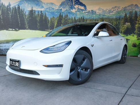 Used 2020 Tesla Model 3 Standard Range Plus image 1