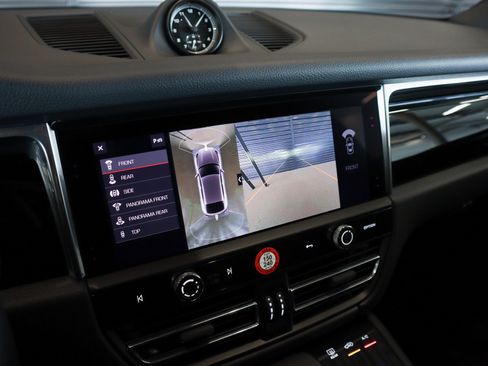Certified 2025 Porsche Macan AWD/4WD image 17