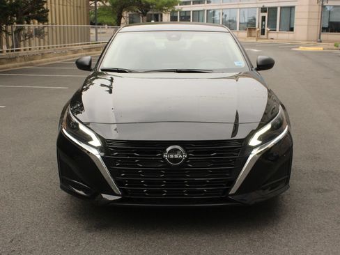 Used 2025 Nissan Altima 2.5 SV FWD image 3