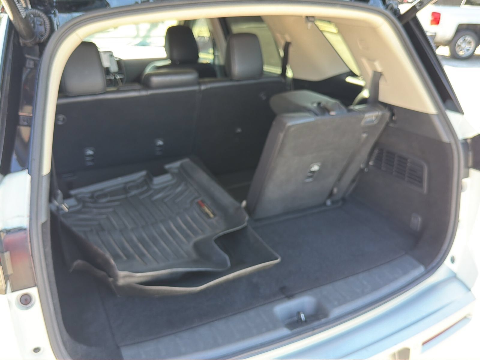 Used 2023 Nissan Pathfinder SL w/ Black Appearance Package FWD image 36